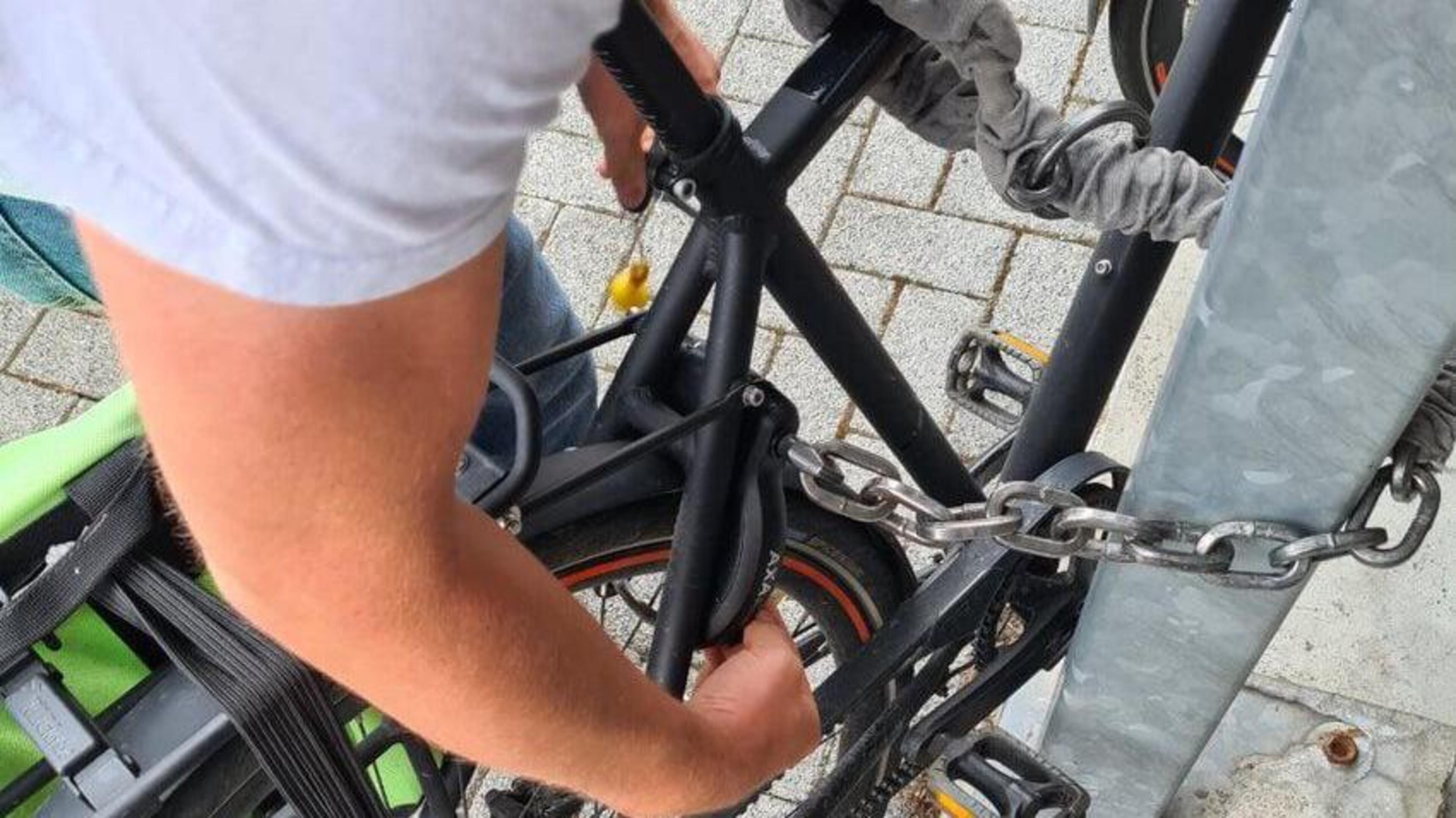 Fietsendief knipt enkelband door en probeert vervolgens fiets door te verkopen aan... politieman in 